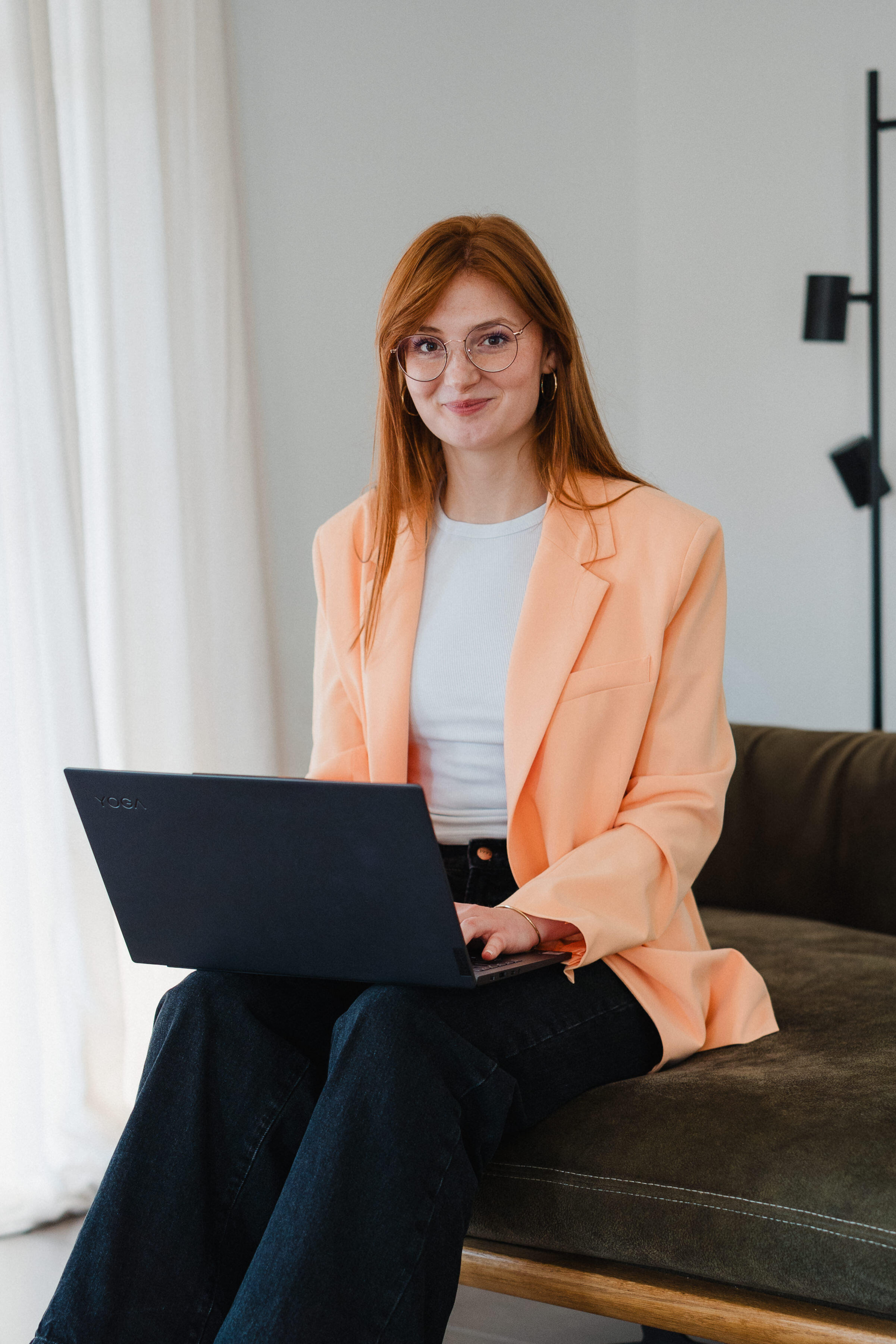 Kontaktaufnahme Johanna mit Laptop und Handy