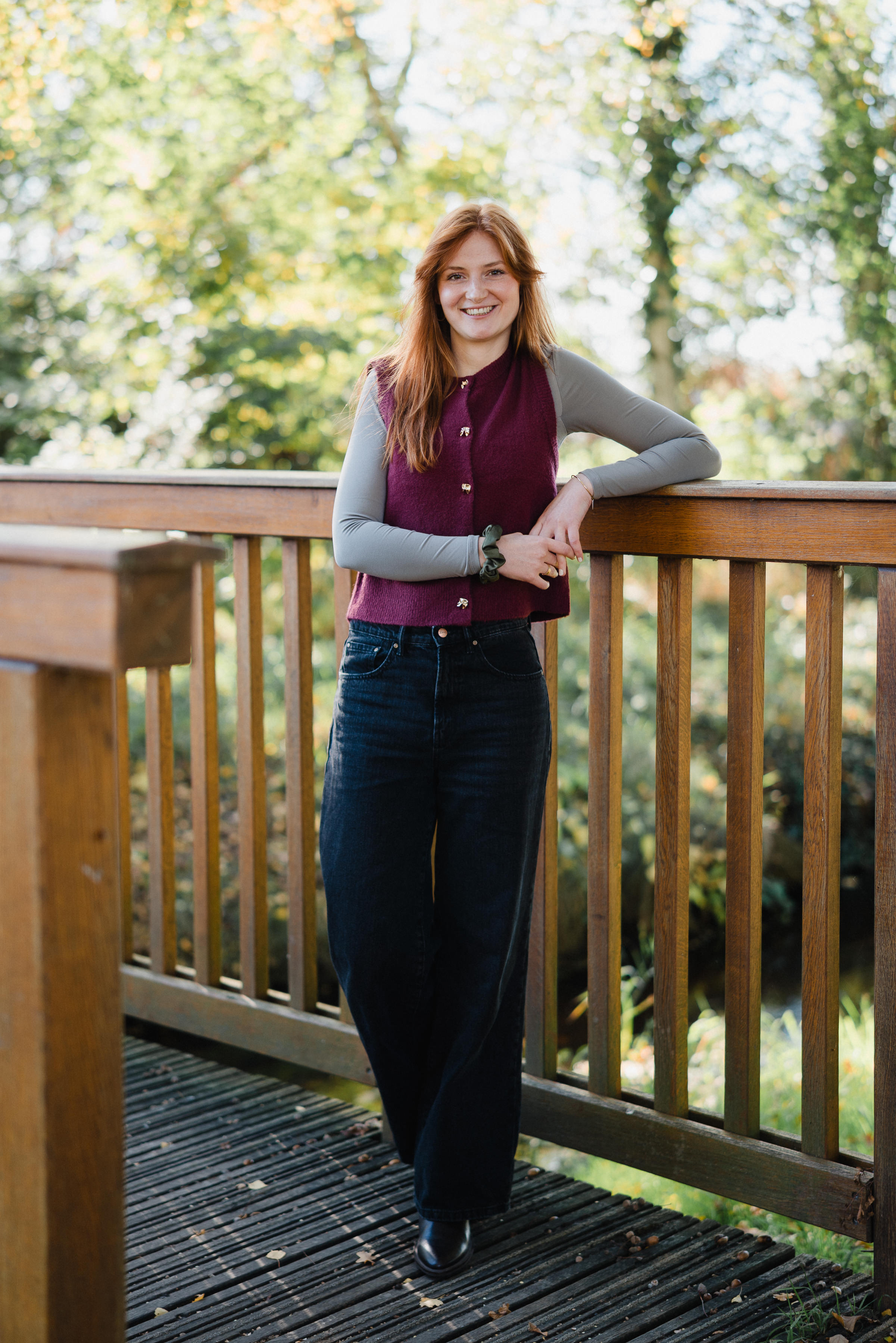 Johanna auf einer Brücke